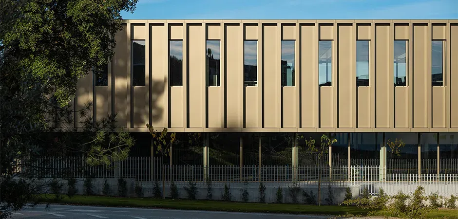 Kompleks administracyjno-przemysłowy według projektu Impare Arquitectura