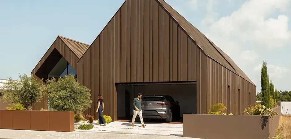 Projekt House SM. Nowoczesna forma w kolorach brązu