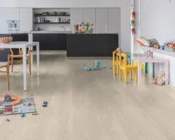 Ciepły wygląd  drewna wprost z&nbsp;salonu do&nbsp;łazienki i&nbsp;kuchni