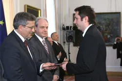 Godło promocyjne w&nbsp;rękach OKNOPLAST-Kraków