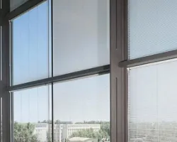 Skuteczna ochrona przed słońcem i mniejsze zużycie energii dzięki szybom zespolonym z wewnętrznymi żaluzjami