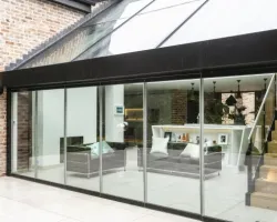 Komfortowo przez cały rok z szybami Pilkington Suncool™