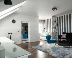 Niebieskie meble i dodatki – z czym je komponować?