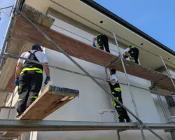 Czym kierować się wybierając tynk elewacyjny, by stworzyć trwałą i estetyczną elewację, która zachowa swoje właściwości na lata