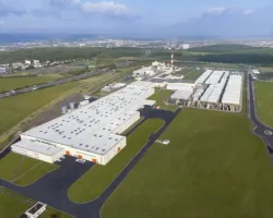 Knauf ma nową fabrykę sufitów we Francji. Powstające tam płyty akustyczne TOPIQ® Alpha dostępne już w Polsce