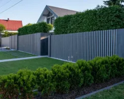 Ogrodzenie a bezpieczeństwo – jak stworzyć prywatną i bezpieczną przestrzeń wokół domu?