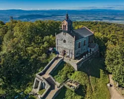 Ślęża, opowieść zaklęta w świetle i kamieniu | Case study Fakro