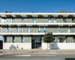 Nowoczesny budynek nad brzegiem Oceanu Atlantyckiego