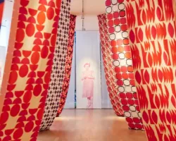 Barwna opowieść o&nbsp;tkaninie. Wystawa poświęcona Alicji Wyszogrodzkiej projektu Doroty Terleckiej z&nbsp;Biuro Kreacja i&nbsp;Anity Wasik z&nbsp;nagrodą Dobry Wzór 2025