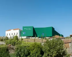 Zielona fasada na&nbsp;pierwszym planie. Projekt pracowni Galeria Gabinete