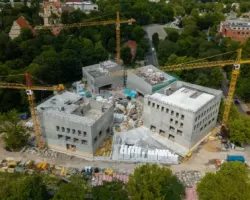 Przestrzeń pamięci nabiera kształtu. Wiecha na budowie Muzeum Powstania Wielkopolskiego 1918-1919 w Poznaniu
