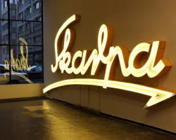 Neon Skarpa w Kinomuzeum