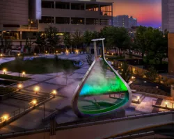 Pusto-pełna rzeźba Billa Pecheta