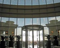 Drzwi obrotowe TORMAX: Drzwi, które zapraszają do środka