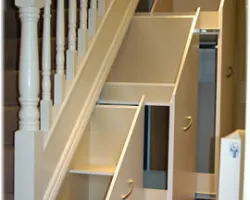 Zabudowa wnęki pod schodami z wykorzystaniem prowadnic Accuride