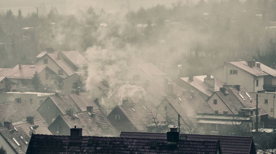 Plusy i minusy „Czystego Powietrza”. Smog może pozostać? Jest duże ryzyko wzrostu kosztów ogrzewania Plusy i minusy „Czystego Powietrza”. Smog może pozostać? Jest duże ryzyko wzrostu kosztów ogrzewania