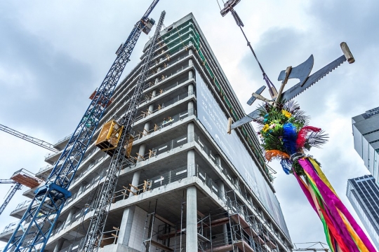 Najwyższy budynek biurowy Browarów Warszawskich osiągnął docelową wysokość / zdjęcie nr: 2 Najwyższy budynek biurowy Browarów Warszawskich osiągnął docelową wysokość / zdjęcie nr: 2