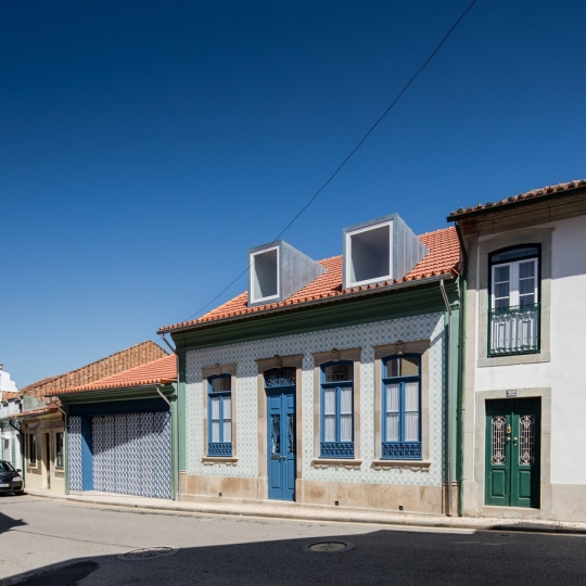 Renowacja w dobrym stylu - projekt Nelson Resende Arquitecto Renowacja w dobrym stylu - projekt Nelson Resende Arquitecto