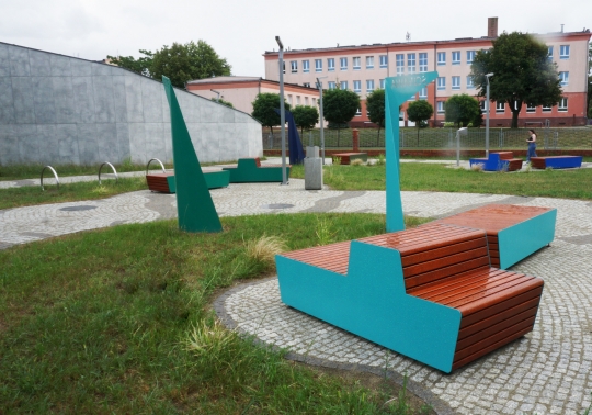 Kolory w&nbsp;przestrzeni publicznej na&nbsp;przykładzie małej architektury Komserwis w&nbsp;Brzegu Dolnym / zdjęcie nr: 1