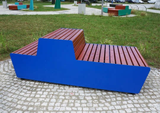 Kolory w&nbsp;przestrzeni publicznej na&nbsp;przykładzie małej architektury Komserwis w&nbsp;Brzegu Dolnym / zdjęcie nr: 2