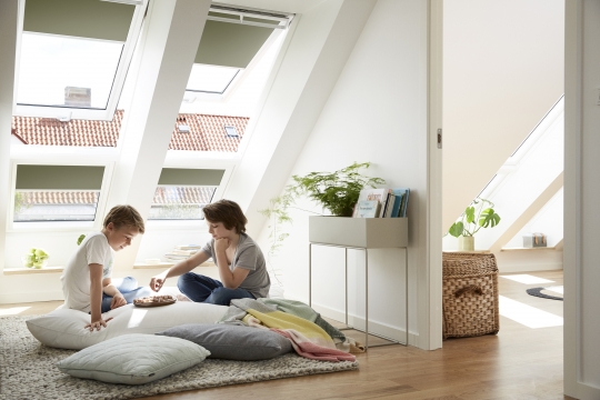Nowe rolety zaciemniające z białymi prowadnicami – VELUX Nowe rolety zaciemniające z białymi prowadnicami – VELUX