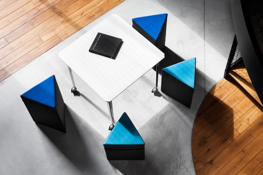 Przestrzeń biurowa pełna kolorów - eco pufy VANK_TRI / zdjęcie nr: 3