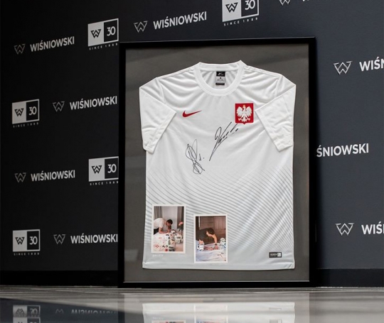 Marka WIŚNIOWSKI z koszulką z autografami Lewandowskiego i Szczęsnego dla WOŚP Marka WIŚNIOWSKI z koszulką z autografami Lewandowskiego i Szczęsnego dla WOŚP