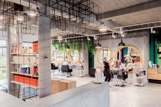 Salon fryzjerski w industrialnym klimacie Salon fryzjerski w industrialnym klimacie