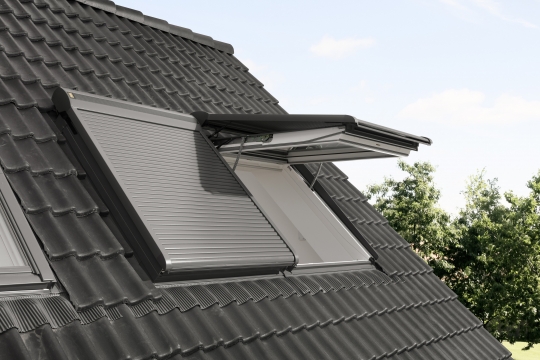 Panoramiczny widok z nowym oknem elektrycznym VELUX Panoramiczny widok z nowym oknem elektrycznym VELUX