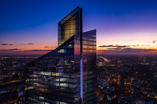 Krystaliczna fasada Skylinera i żyletka Krystaliczna fasada Skylinera i żyletka