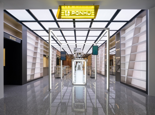 Oryginalna przestrzeń handlowa PONHU Luxury Lifestyle Store / zdjęcie nr: 46