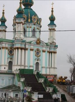 Niezbędne rozwiązanie dla kościoła Andriivska w Kijowie Niezbędne rozwiązanie dla kościoła Andriivska w Kijowie