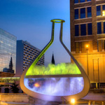 Pusto-pełna rzeźba Billa Pecheta