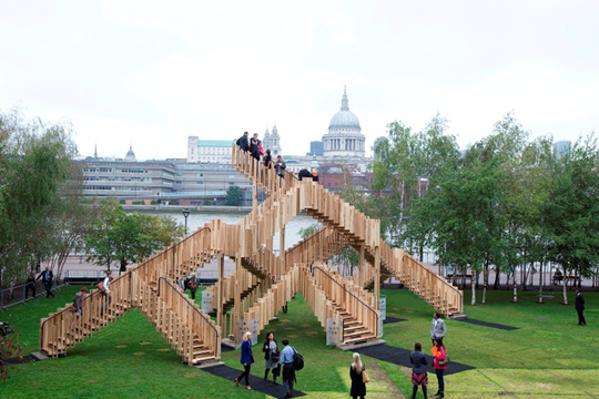 Surrealistyczna konstrukcja Endless Stair na Festiwalu Designu w Londynie Surrealistyczna konstrukcja Endless Stair na Festiwalu Designu w Londynie