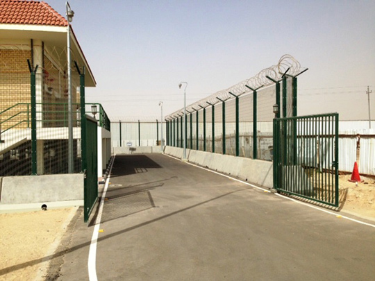 Kuwejcka rozdzielnia mocy zabezpieczona ogrodzeniem Securifor Kuwejcka rozdzielnia mocy zabezpieczona ogrodzeniem Securifor