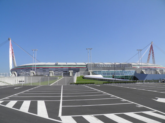 Stadion Juventusu w klubowych barwach Stadion Juventusu w klubowych barwach