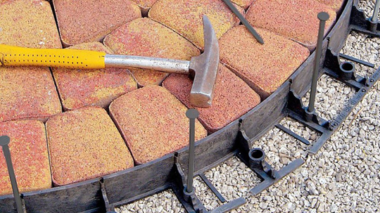 Jak projektować i wykonywać ścieżki ogrodowe bez krawężników Jak projektować i wykonywać ścieżki ogrodowe bez krawężników