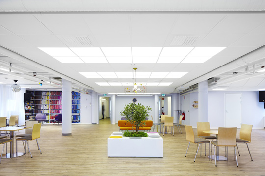 Soundlight Comfort™ Ceiling - pochłanianie dźwięku i oświetlenie w jednym, łatwym w montażu systemie / zdjęcie nr: 1 Soundlight Comfort™ Ceiling - pochłanianie dźwięku i oświetlenie w jednym, łatwym w montażu systemie / zdjęcie nr: 1