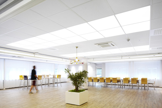 Soundlight Comfort™ Ceiling - pochłanianie dźwięku i oświetlenie w jednym, łatwym w montażu systemie / zdjęcie nr: 2 Soundlight Comfort™ Ceiling - pochłanianie dźwięku i oświetlenie w jednym, łatwym w montażu systemie / zdjęcie nr: 2