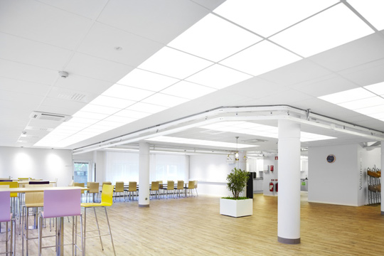 Soundlight Comfort™ Ceiling - pochłanianie dźwięku i oświetlenie w jednym, łatwym w montażu systemie / zdjęcie nr: 4 Soundlight Comfort™ Ceiling - pochłanianie dźwięku i oświetlenie w jednym, łatwym w montażu systemie / zdjęcie nr: 4