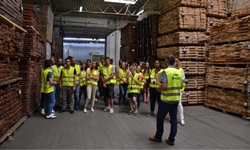 Uczestnicy Erasmus+ uczą się biznesu w fabryce Baltic Wood