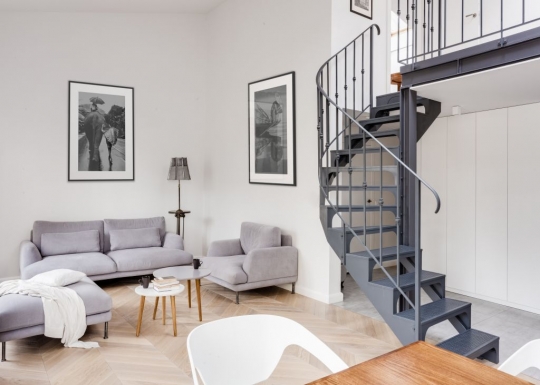 Udomowiony loft z historią w tle Udomowiony loft z historią w tle